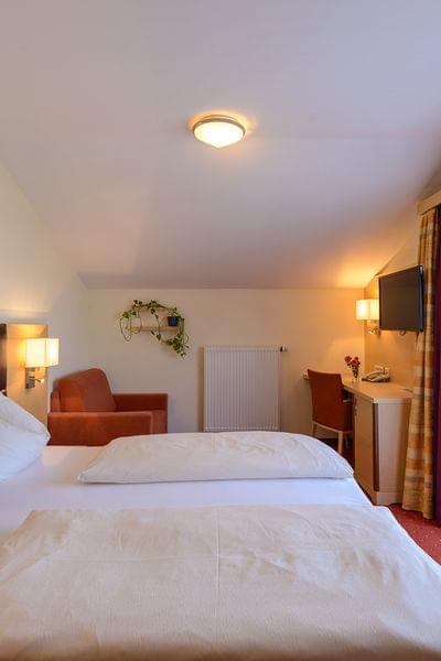 Wolkenlos mit Balkon günstiges Doppelzimmer nähe Flughafen Salzburg Hotel Himmelreich