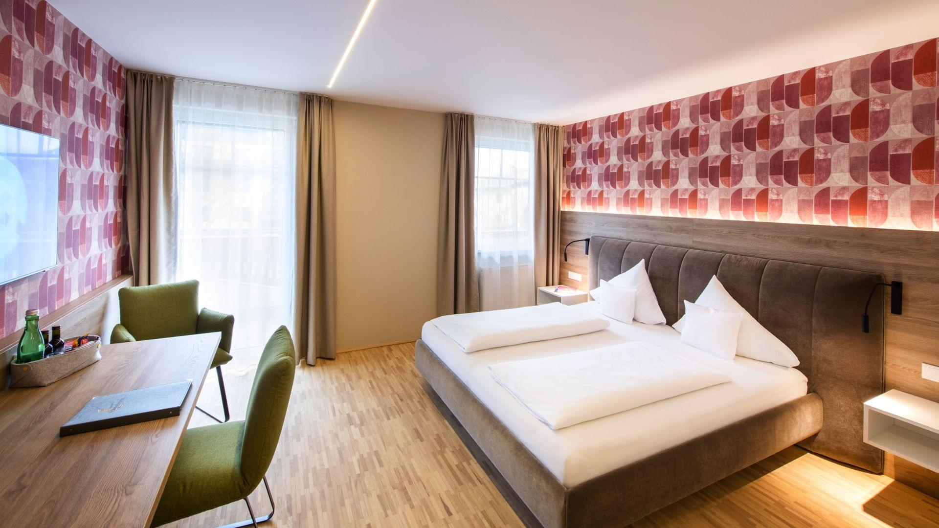 großes Doppelzimmer mit exklusiven Parkett und großem Balkon in den Garten